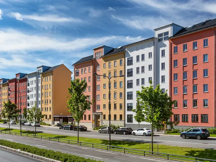 Färgstarka flerbostadshus längs en gata i Skogsstjärnan i Hässelby.