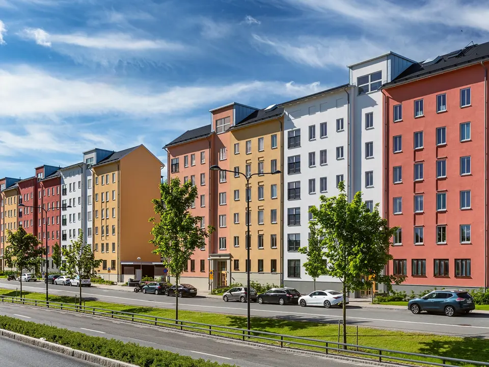 Färgstarka flerbostadshus längs en gata i Skogsstjärnan i Hässelby.