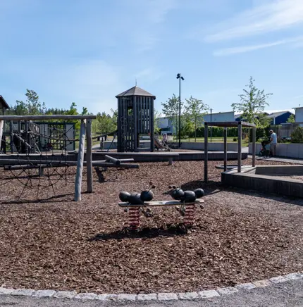 bostadsratter_stockholm-nacka-altadalen_skogsglantan_fasad-gard_3.webp