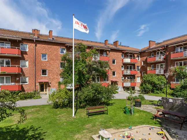 fastigheter-stockholm-hagsatra-tegelbyggnad-innergard.webp