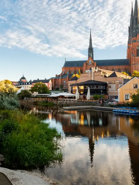 Fyrisån vid Kungsängen i Uppsala med domkyrkan och stadskärnan i bakgrunden.