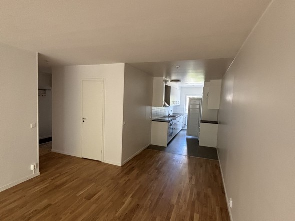 Tom hyreslägenhet i Västerås med öppen planlösning, parkettgolv och kök.