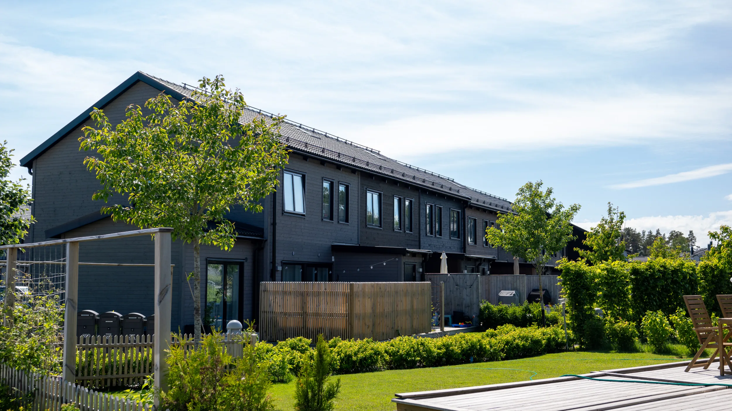 bostadsratter_stockholm-nacka-altadalen_skogsglantan_fasad-gard_2.webp