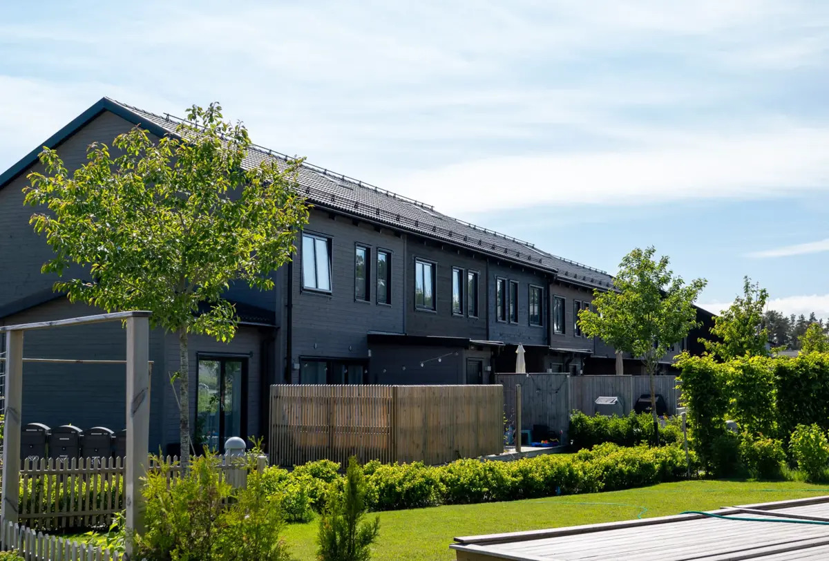 bostadsratter_stockholm-nacka-altadalen_skogsglantan_fasad-gard_2.webp