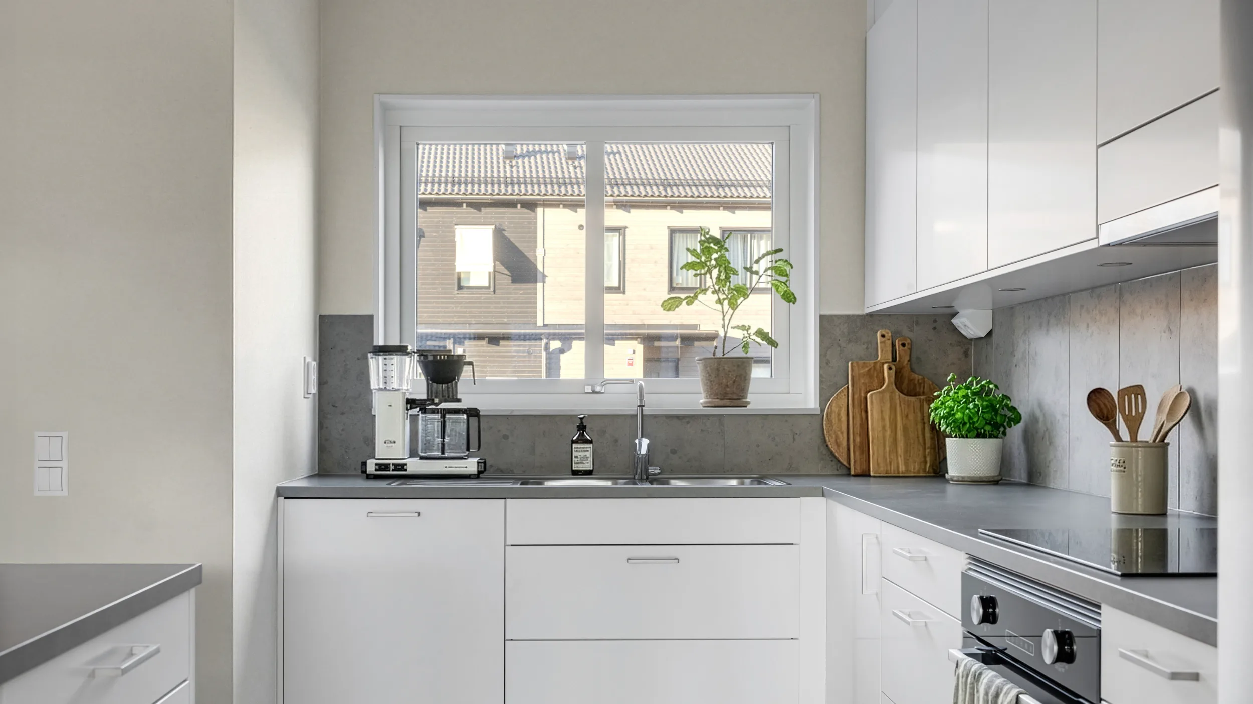 bostadsratter_stockholm-alta_skogsglantan_kok-fonster.webp
