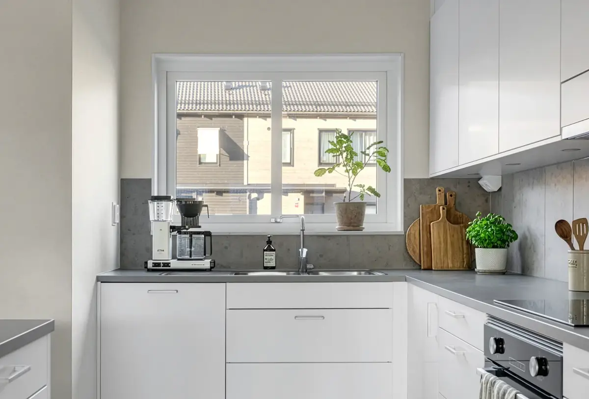 bostadsratter_stockholm-alta_skogsglantan_kok-fonster.webp