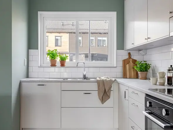 bostadsratter_stockholm-altadalen_skogsglantan_kok-fonster.webp