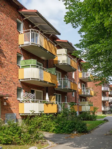 fastigheter-stockholm-hagsatra-tegelbyggnad-balkonger.webp