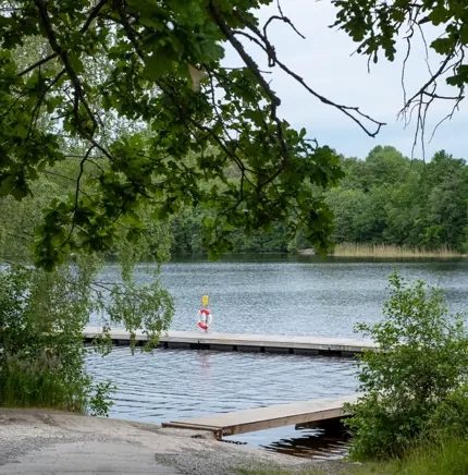 bostadsratter_stockholm-nacka-altadalen_skogsglantan_sjo.webp