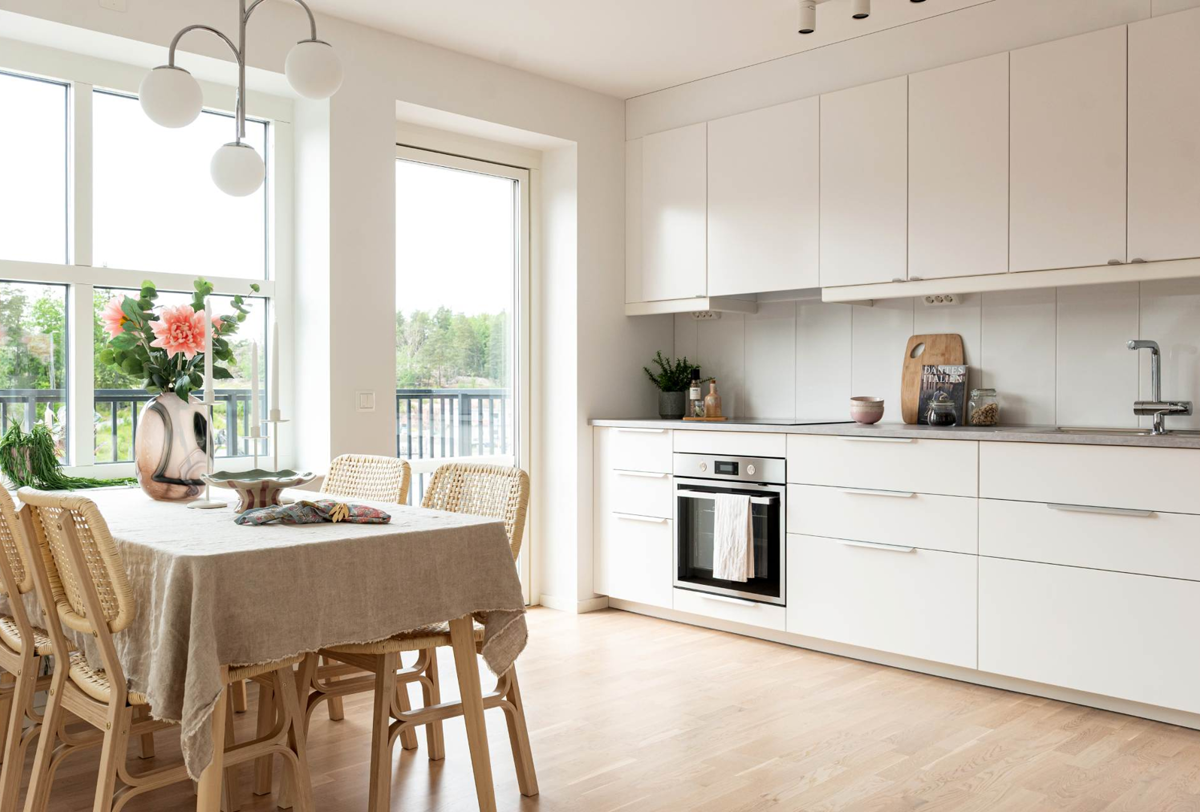 Kök och matsalsplats med ljusa färger
