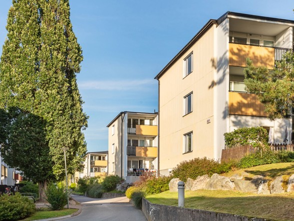 Flerbostadshus med balkonger och grön gård i ett hyresområde i Västerås.