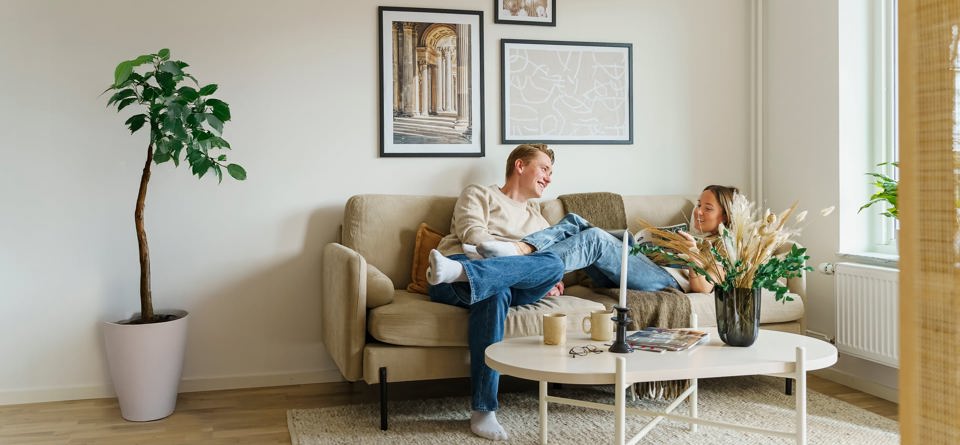 Skandinaviskt vardagsrum i nyproducerad bostadsrätt av Ikano Bostad.