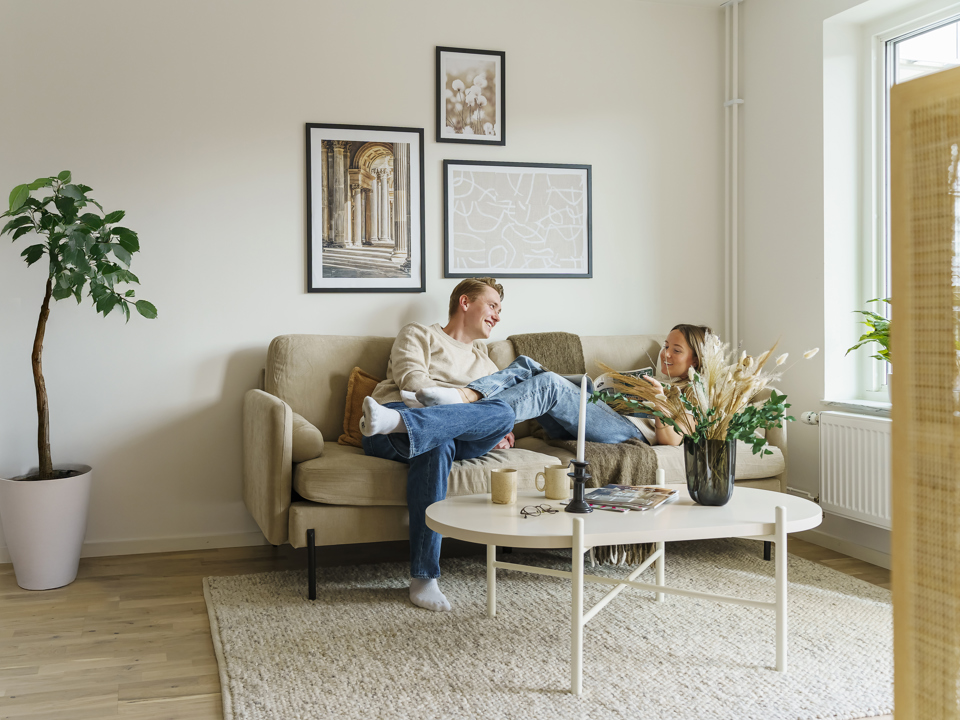 skandinaviskt-vardagsrum-i-nyproducerad-bostadsratt.jpg