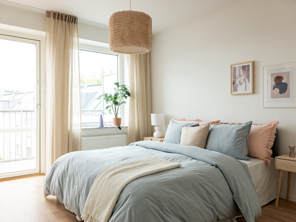 ljust-sovrum-med-fransk-balkong-i-nyproducerad-bostadsratt.jpg