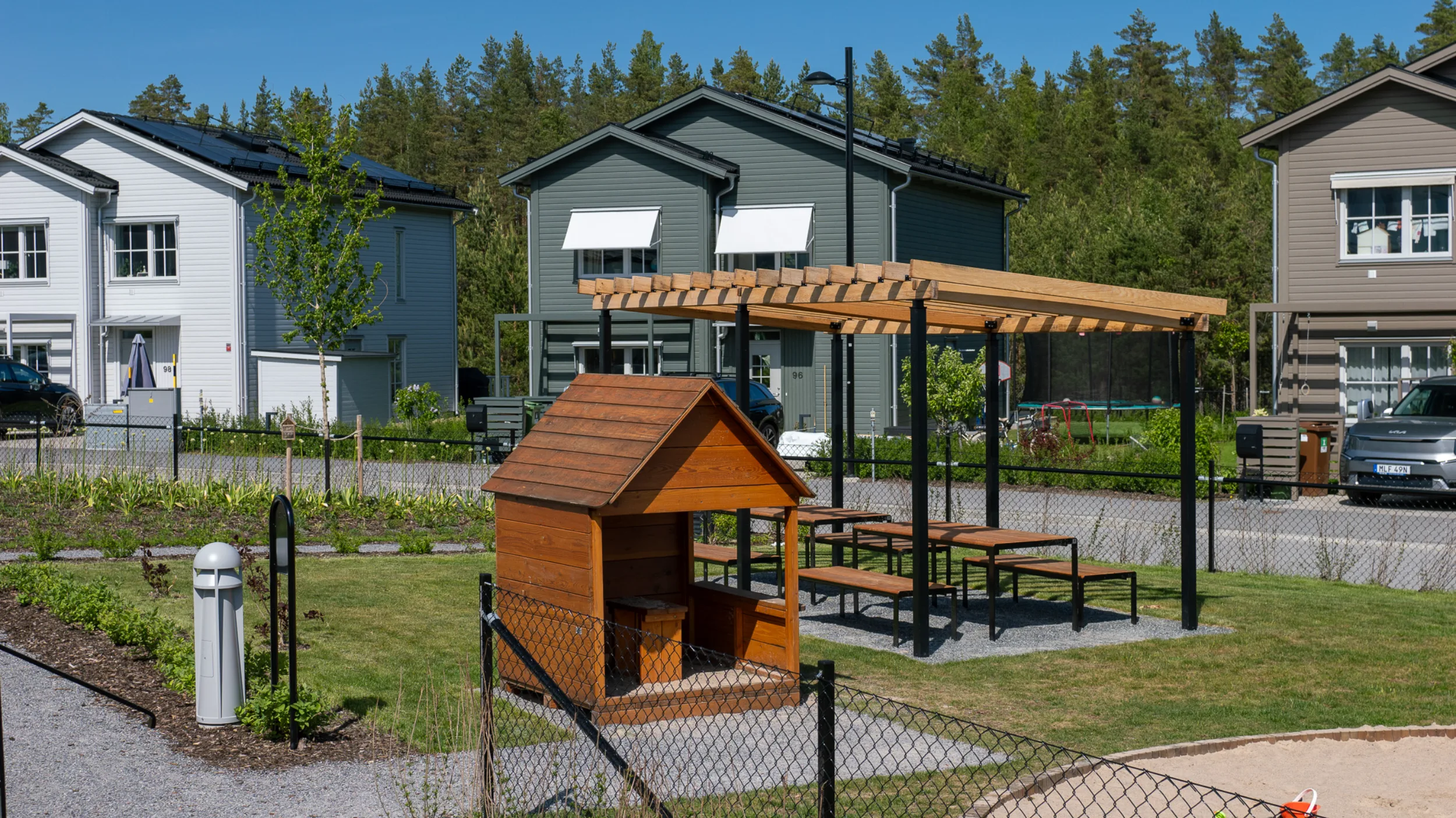 bostadsratter_stockholm-nacka-altadalen_skogsglantan_fasad-gard_4.webp