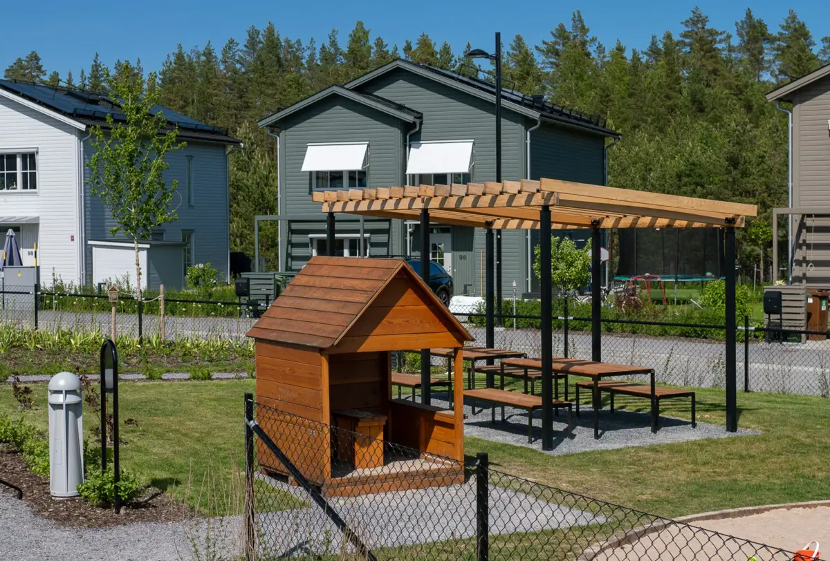 bostadsratter_stockholm-nacka-altadalen_skogsglantan_fasad-gard_4.webp