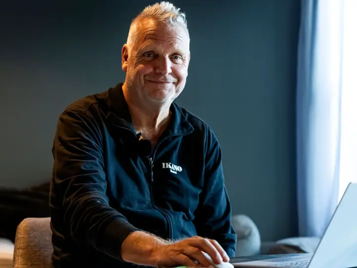 Anders sitter vid en laptop
