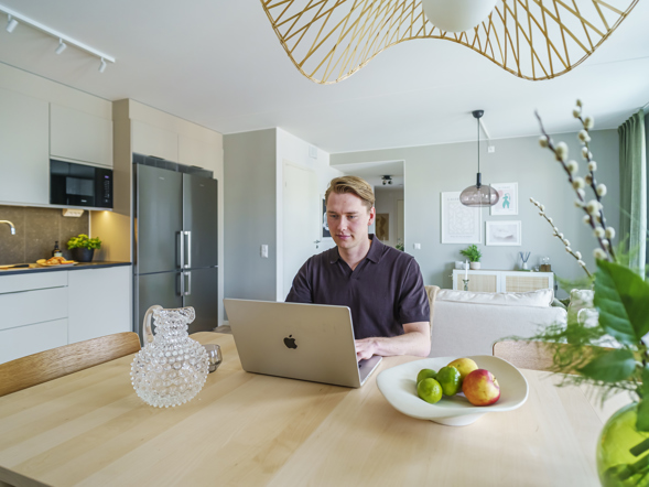 matbord-i-kok-och-vardagsrum-nyproducerad-bostadsratt.jpg