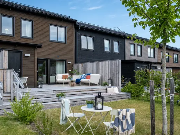 nacka_altadalen_skogsglantan_exteror_terass_baksida.webp