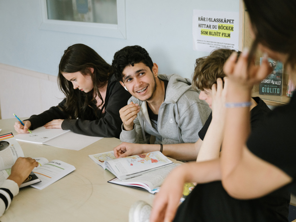 stiftelsen-läxhjälpen-elever-i-klassrummet.jpg