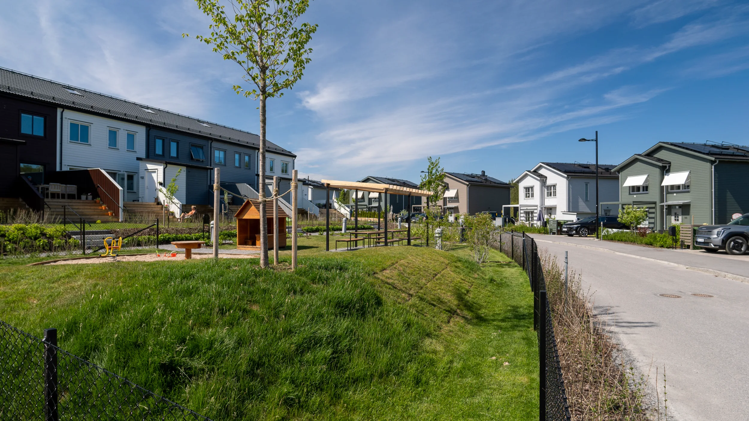 bostadsratter_stockholm-nacka-altadalen_skogsglantan_fasad-gard_1.webp