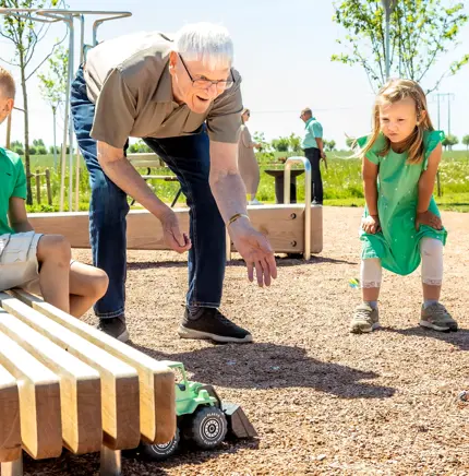 nacka_altadalen_skogsglantan_lekande_familj_park.webp
