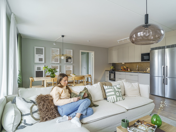 lugnt-och-fridfullt-vardagsrum-och-kok-i-oppen-planlosning-i-nyproducerad-bostadsratt.jpg