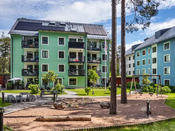 forvaltning_stockholm-hasselby_lindblomma_fasad-gard.webp