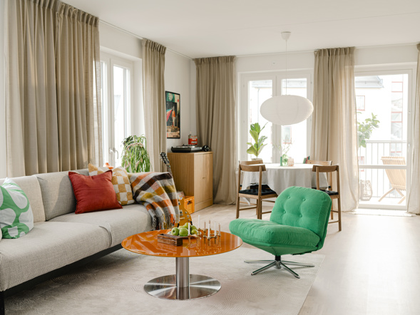 hemtrevlig-lagenhet-med-soffa-och-matplats.JPG