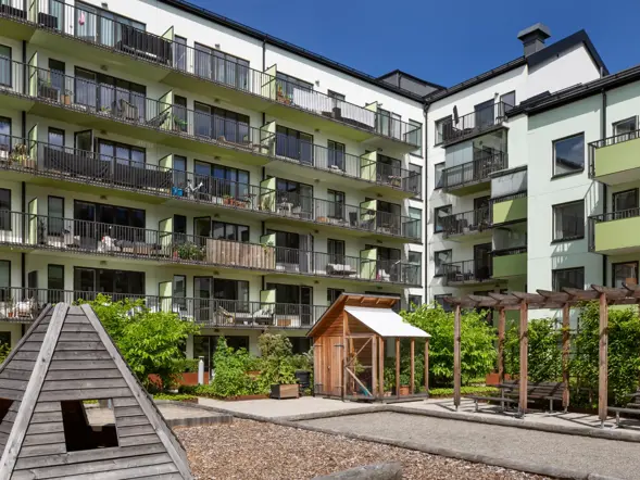 nyproduktion_stockholm-huddinge_blomma_fasad-innergard.webp