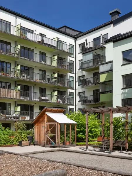 nyproduktion_stockholm-huddinge_blomma_fasad-innergard.webp