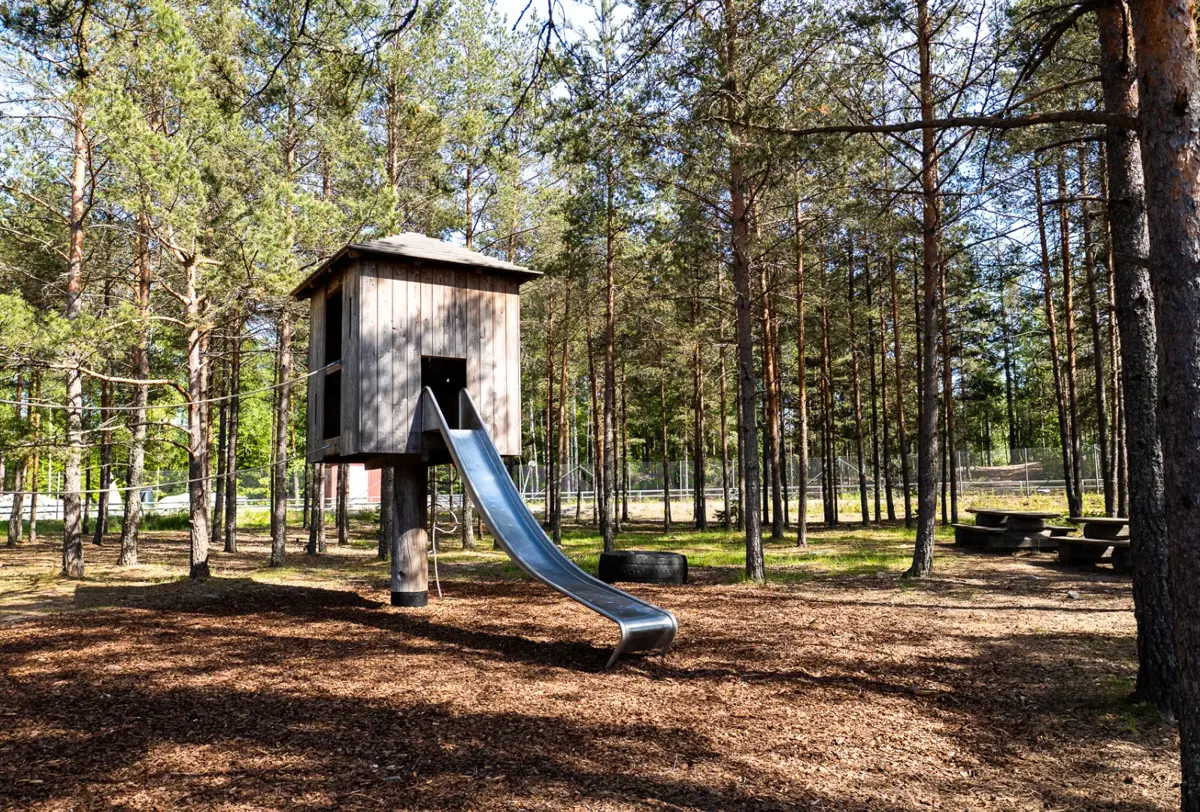 ikano-bostad_stockholm-nacka-altadalen_skogsglantan_ruschkana_lekplats.webp