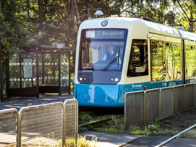 Spårvagn mot Bergsjön vid hållplats i Göteborg.