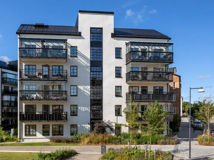 Ljust flerbostadshus med balkonger i projektet Forma i Gustavsberg.